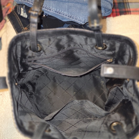Michael Kors: Gently Used Condition Signature Black and Tan Tote. - Picture 14 of 16